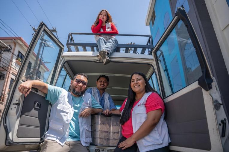 Armando Salinas (au centre), responsable de la promotion de la santé chez MSF, et son équipe se préparent à partir pour une « intervention nocturne ».
 © Fritz Pinnow Kawas/MSF