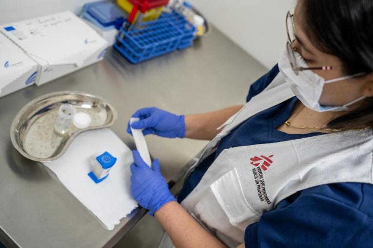 Kimberly Rodríguez, technicienne de laboratoire chez MSF, analyse un échantillon dans le laboratoire interne de la clinique MSF de San Pedro Sula.
 © Fritz Pinnow Kawas/MSF