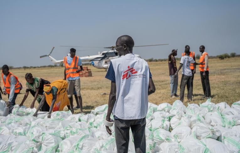 Le personnel de MSF décharge des articles de secours non alimentaires transportés par un hélicoptère des Nations Unies à Chuil, dans l'État de Jonglei, au Soudan du Sud.
 © Isaac Buay/MSF