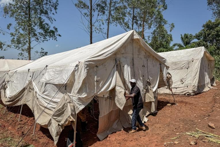 Aménagement d'un sas d'habillage pour le personnel soignant à l'hôpital de Mongbwalu. Cet espace facilitera les procédures de prévention et de contrôle des infections pour le personnel en contact avec les cas suspects et confirmés.
 © Anna SCHÖNHOFER/MSF