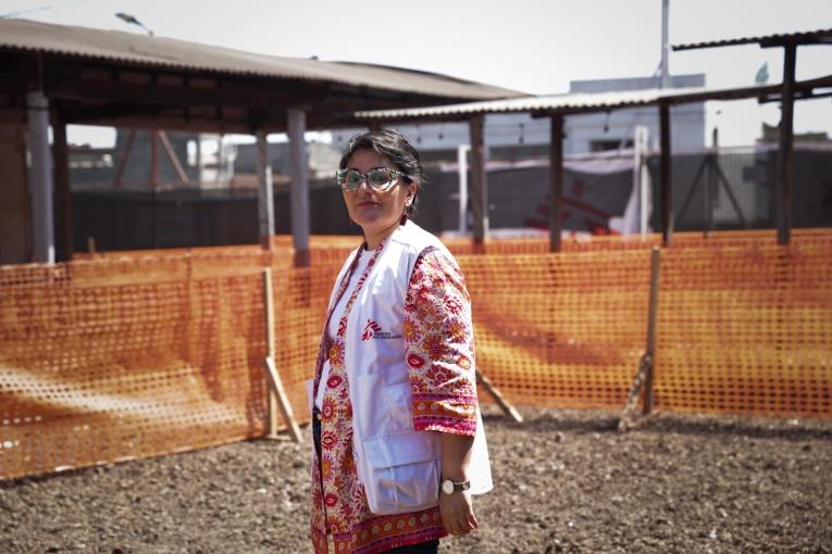 Mirella Riccardi, responsable de la santé mentale et du soutien psychosocial, au cœur du dispositif d'écoute et d'accompagnement psychologique du centre de traitement d'Ebola (CTE) de Munigi.
 © MSF
