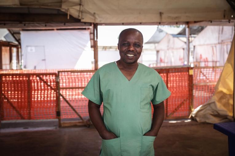 Isaac kambere Luendo, responsable des soins infirmiers au centre de traitement de l'Ebola (CTE) de Munigi. Il fait partie de l'équipe médicale de MSF au centre de traitement de Munigi.
 © MSF