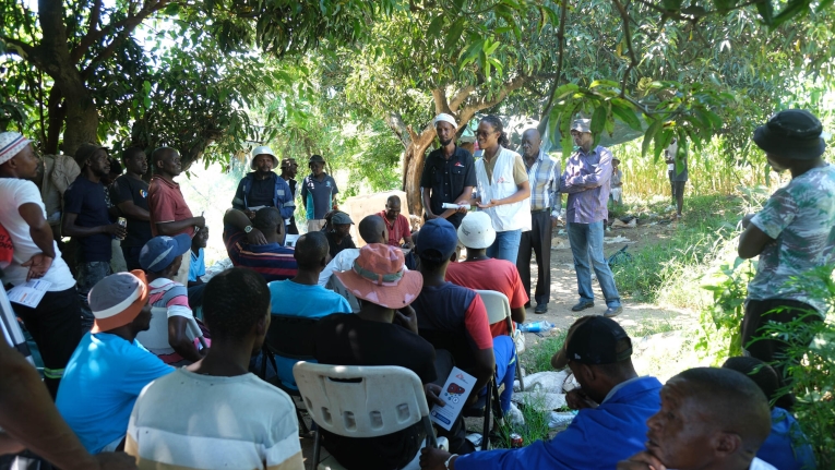 Une rencontre communautaire avec les dirigeants locaux lors d'un rassemblement traditionnel appelé « Cow Head » (tête de vache), du nom du repas à base de tête de vache partagé avec les aînés de la communauté, au cours duquel notre équipe a diffusé des informations sur l'amélioration de l'accès aux soins pour les victimes de violences sexuelles, suivie d'un repas partagé avec la communauté.
 © Nelson Dube/MSF