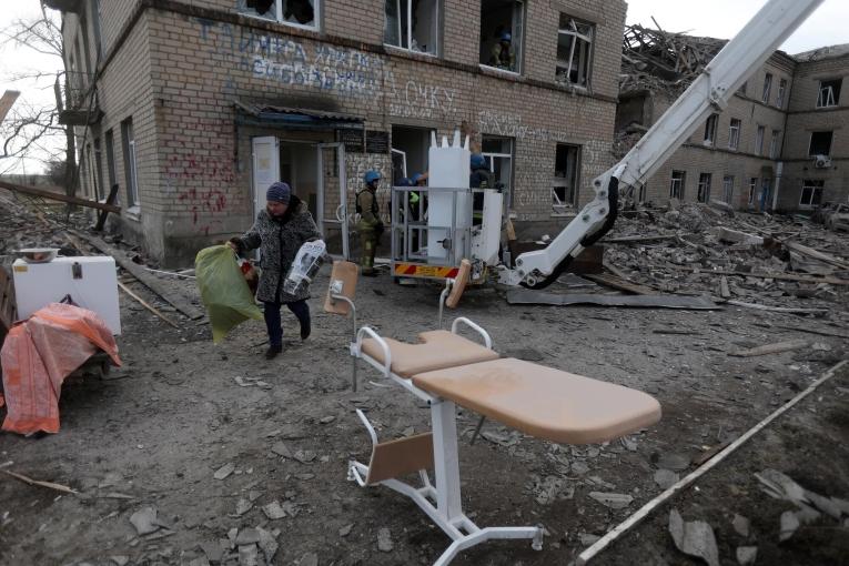 Des agents des autorités locales et du personnel médical évacuent du matériel médical d'une maternité détruite par une attaque de missile russe dans la ville de Selydove, dans la région de Donetsk.
 © Anatolii STEPANOV/AFP