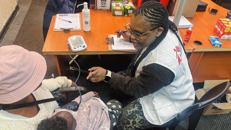 Dans une clinique mobile à Johannesburg, MSF dispense des soins de santé primaires, des soins pour maladies chroniques, un soutien psychologique et des premiers secours aux migrants déplacés ayant fui les violences.
 © Kate Stegeman/MSF