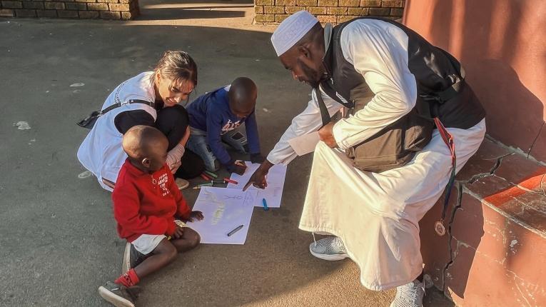 Tasneem Bulbulia, psychologue de MSF, anime une séance de thérapie créative et bienveillante auprès d'une famille malawite déplacée à la suite d'actes hostiles aux migrants en Afrique du Sud.
 © /MSF