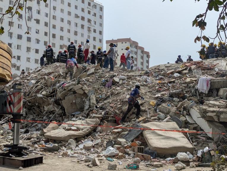 Des secouristes recherchent des personnes disparues sous les décombres d'un immeuble effondré à Caraballeda, dans l'État de La Guaira (Venezuela).
 © MSF