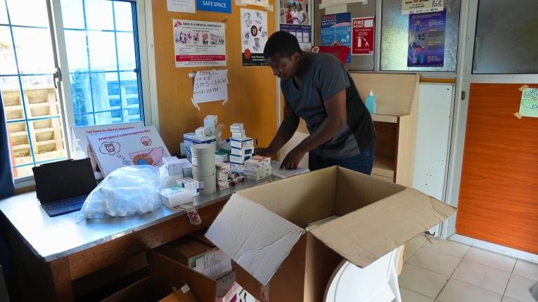 Austin Mwenda, infirmière fait l'inventaire des médicaments au centre de Bamburi.
 © Zainab  Mohammed/MSF