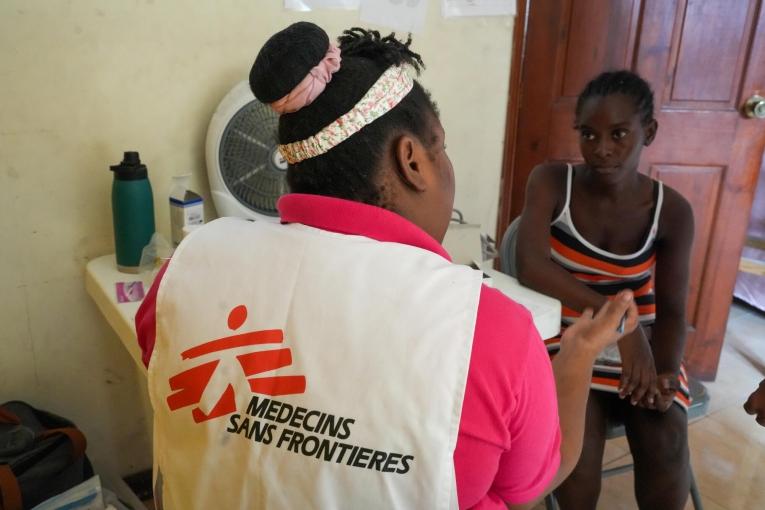 Anne Suze Fermont, sage-femme de MSF, s'entretient avec une patiente lors d'une consultation en santé sexuelle et reproductive dans une clinique mobile à Bélair, un quartier de Port-au-Prince touché par la violence armée.
 © Marx Stanley Léveillé/MSF