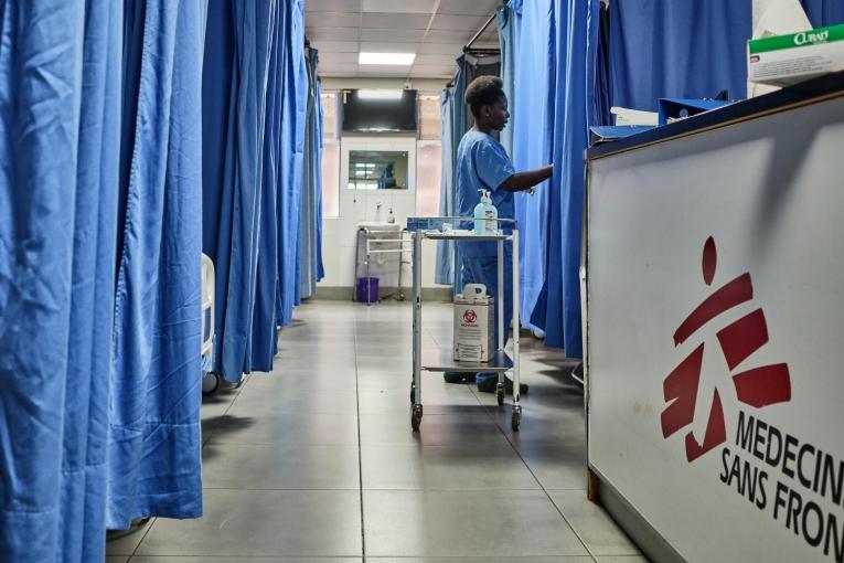 Elnet Mzilahowa, infirmière de MSF, rend visite à des patients dans le service d'hospitalisation de MSF.
 © Diego Menjibar