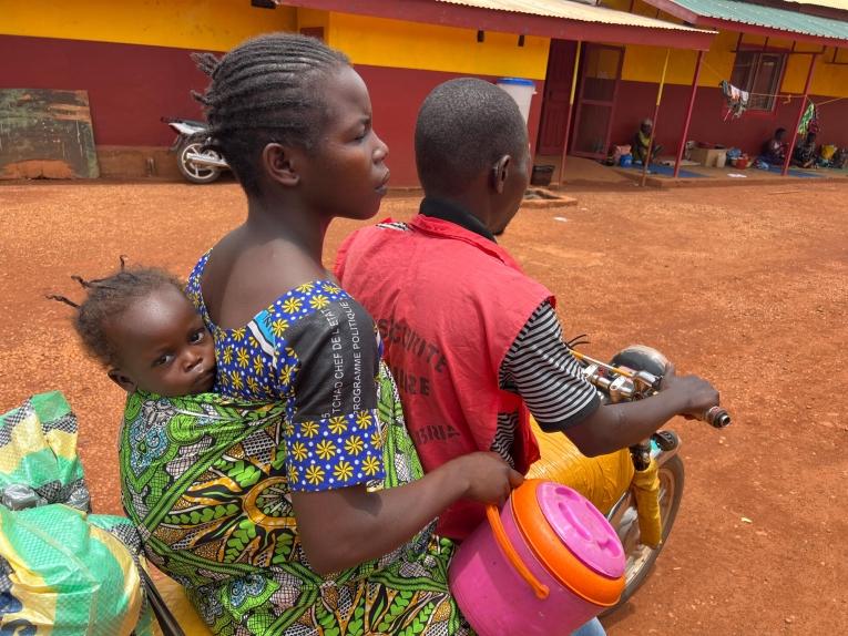 Pamela Yetinzapa vit dans le village de Boungou, situé à 25 km de Bria et accessible uniquement par une route en très mauvais état. Elle a pu bénéficier gratuitement d'un taxi-moto pour se rendre à l'hôpital avec son bébé, qui souffre de malnutrition.
 © MSF / Evy Biramocko