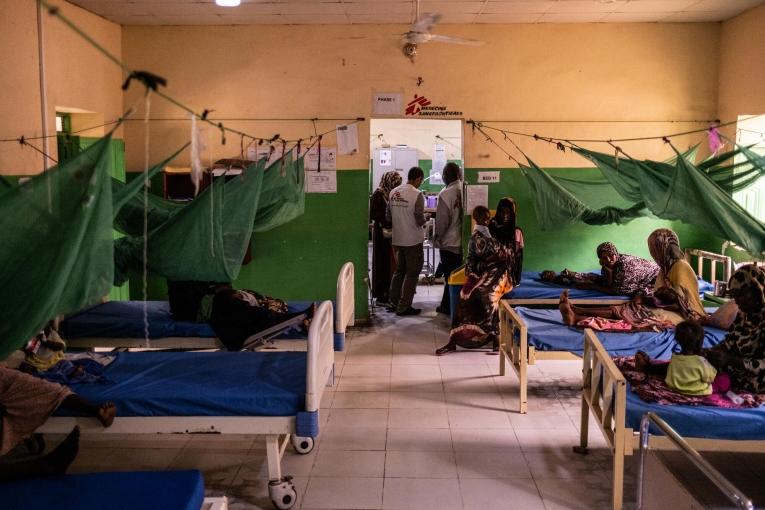 Des équipes médicales effectuent leur tournée dans le centre de nutrition thérapeutique pour patients hospitalisés géré par MSF au sein de l'hôpital universitaire de Zalingei, au Darfour-Central.
 © Tadeu Andre/MSF