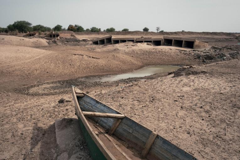 Un pont détruit et une rivière asséchée à l’entrée d’Am Timan, dans la province du Salamat.
 © Alexis Huguet/MSF