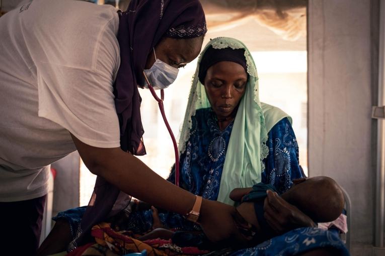 À l’hôpital d’Am Timan, un médecin de MSF examine Mahamat Alhabib, 10 mois, hospitalisé pour la rougeole et pris en charge pour malnutrition.
 © Alexis Huguet/MSF