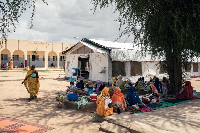 Dans la cour de l’hôpital d’Am Timan, des accompagnants se tiennent devant le centre d’alimentation thérapeutique soutenu par MSF.
 © Alexis Huguet/MSF