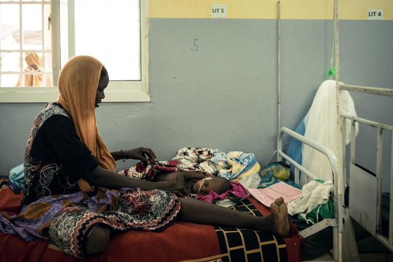 À l’hôpital d’Am Timan, Khadidja Ahmat accompagne sa fille, 16 mois, prise en charge pour malnutrition dans l’unité de nutrition thérapeutique.
&nbsp;
 © Alexis Huguet/MSF