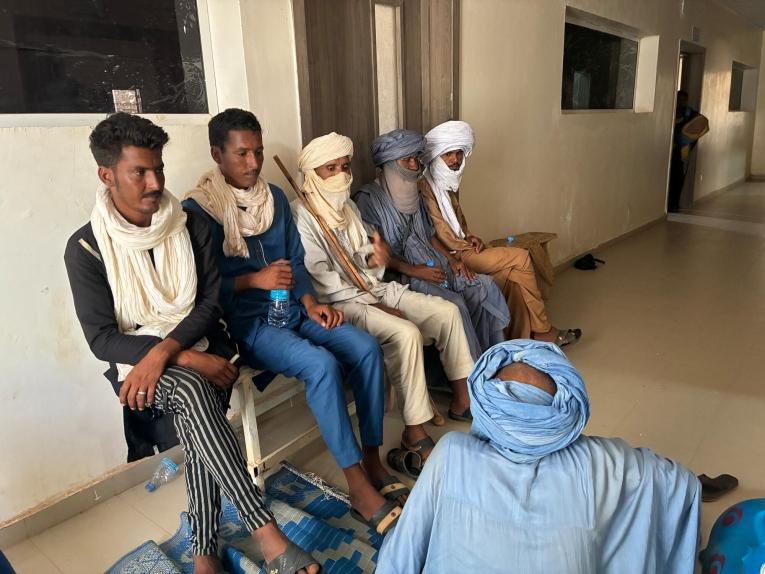 Des réfugiés maliens attendent pour une séance de soutien psychologique. Mauritanie. Juillet 2026
 © Assia Shihab/MSF