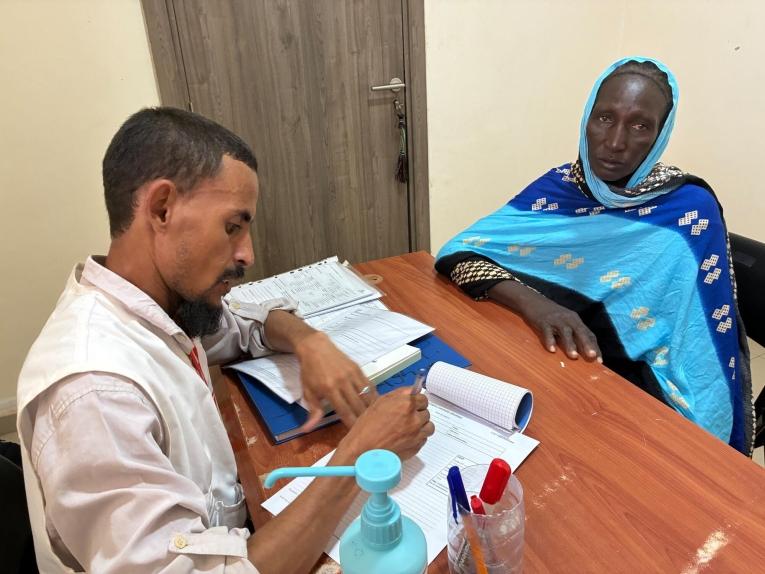 Husseina, 60 ans, a fui la région de Tombouctou il y a deux ans et a trouvé refuge à Aghor. Mauritanie. Juillet 2026
 © Assia Shihab/MSF