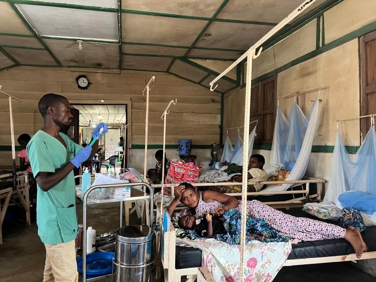 À 32 ans, enceinte et seule avec ses enfants, Jawadi peine à les nourrir dans un contexte d’insécurité qui limite son accès aux terres agricoles. MSF apporte son soutien au fils de 14 mois qui reçoit des soins à l'hôpital de Walikale, situé au Nord-Kivu.
 © Tracy Makhlouf/MSF