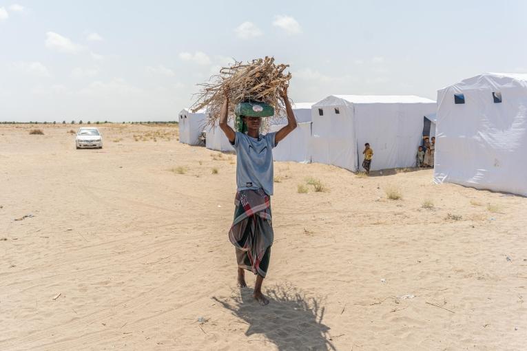 Maher revient au camp d'Atira après être parti chercher du bois pour sa famille.
 © Alexandre Marcou/MSF