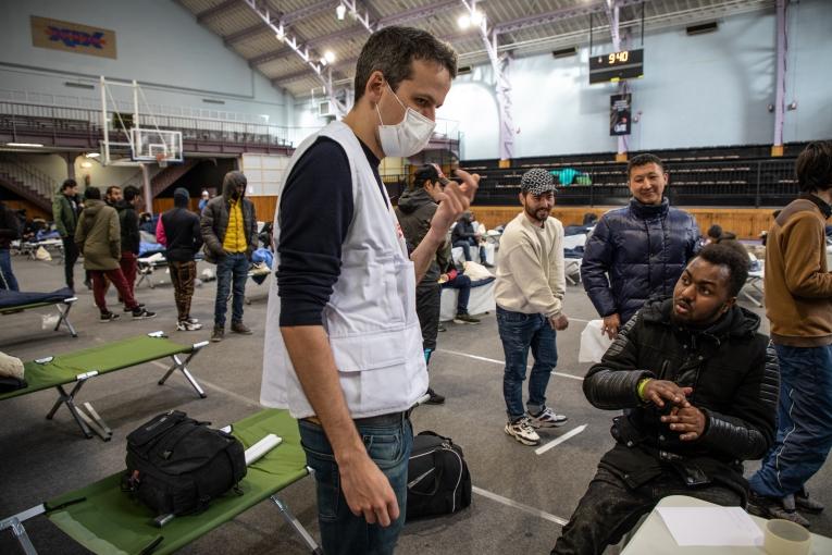 Bastien Mollo, médecin MSF, examine des personnes évacuées d'un camp près de Paris le 24 mars. MSF a lancé des activités liées à la COVD 19 en France, en se concentrant sur les personnes vulnérables vivant dans la rue, comme les migrants.