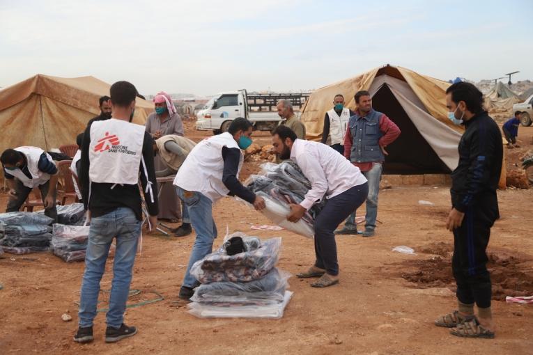 Les équipes MSF distribuent notamment des couvertures et des bâches en plastique pour se protéger des intempéries. Nord-ouest de la Syrie. Novembre 2020.