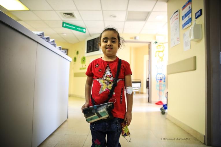 Dalal, une jeune fille syrienne, est prise en charge dans l'unité de lutte contre la thalassémie de l'hôpital de Zahlé. Octobre 2020. Liban.