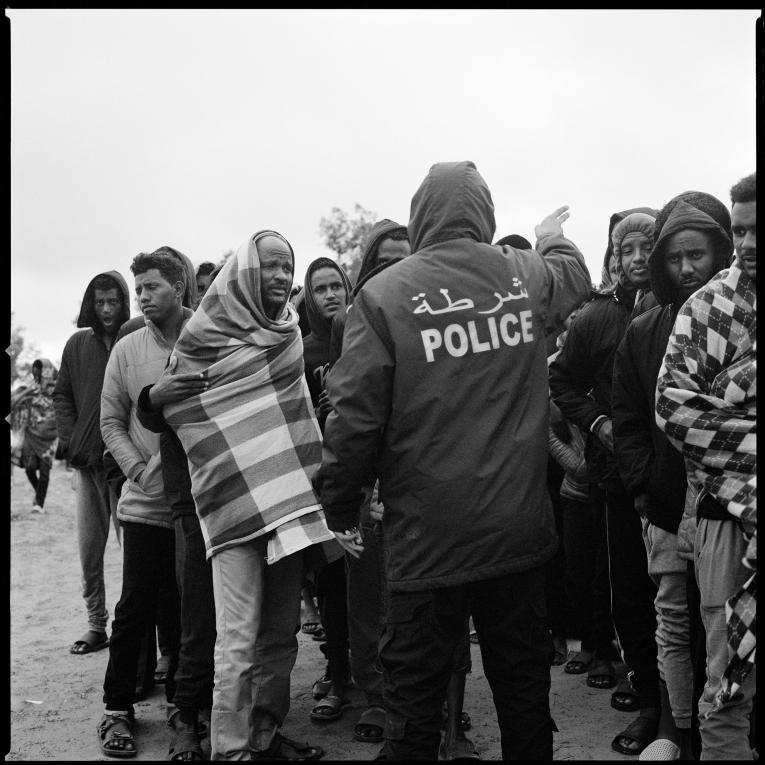 8 décembre 2019, centre de détention de Dar el-Jebel, les gardiens gèrent le flot de détenus lors d’une distribution de nourriture.