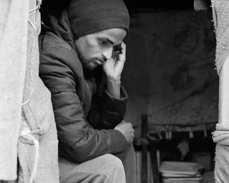 Février 2020, centre de détention de Dar el-Jebel. « Je suis parti de mon pays, l’Érythrée, en février 2017. J’ai été capturé et emprisonné à Suq Al-Khamis, qui est censé être un centre de détention officiel, mais après un mois et demi j’ai été transféré à Bani Walid. Là-bas, j’ai été emprisonné pendant quatre mois dans le noir quasi total. J’ai été torturé, jour après jour, avec mes six codétenus. Cinq ont été tués sous mes yeux, deux d’entre eux par balle et les trois autres à cause de chocs électriques.