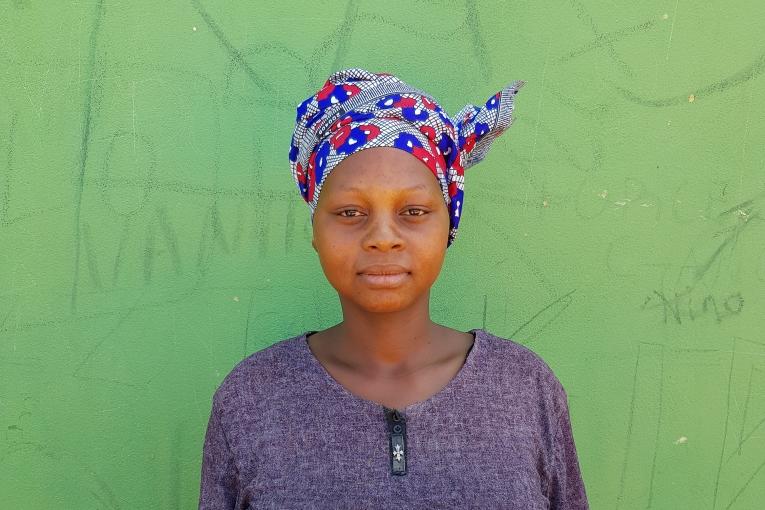 Magrete a dû fuir la ville de Palma et s'est réfugiée dans la ville de Pemba. Mozambique. 2021.