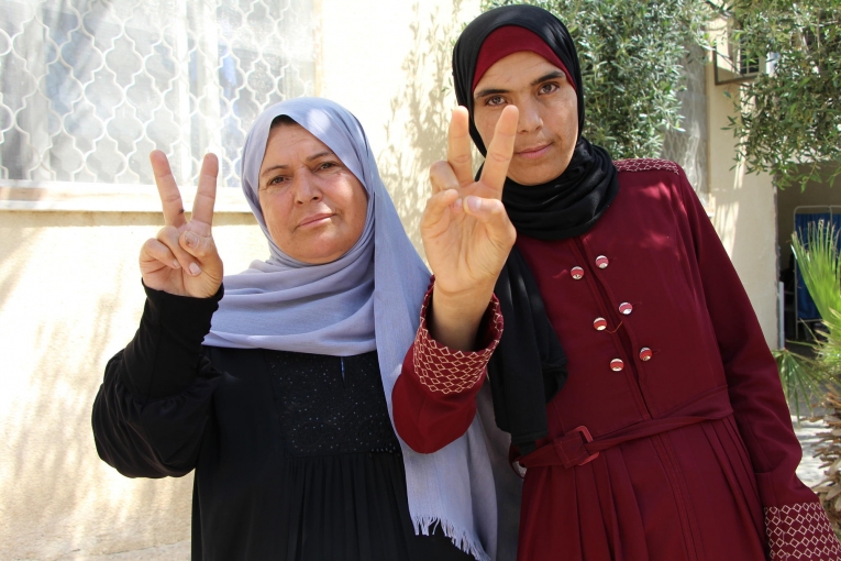 Sana a 30 ans. Elle a été blessée par balle aux deux jambes et elle est prise en charge à la clinique MSF de Khan Younis. Palestine. 2017. Thumbnail