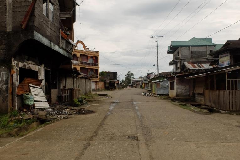 Rues abandonnées dans les quartiers extérieurs de la ville de Marawi, plusieurs semaines après la fin du siège. Progressivement, quelques familles reviennent. Thumbnail