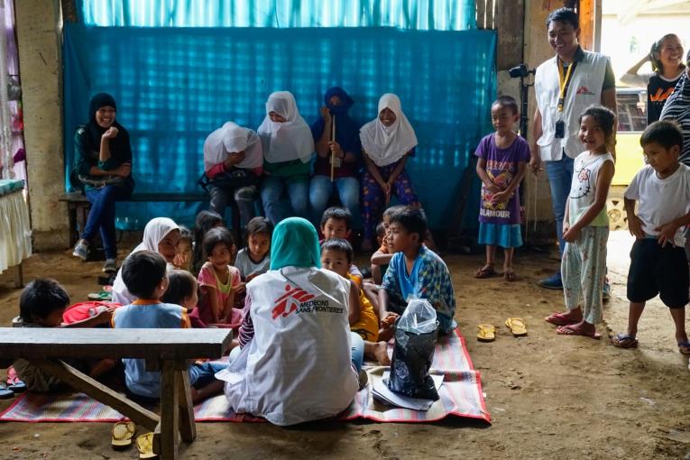 Retour en enfance : durant le siège, MSF a mené des séances de jeu dans des camps de déplacés informels dans le cadre de son programme de soutien psychologique d’urgence. Thumbnail