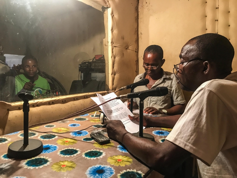 Diffusion de messages de sensibilisation à l'épidémie d'Ebola dans une émission de radio locale à Bikoro, dans la province de l'Equateur. République démocratique du Congo. 2018. Thumbnail