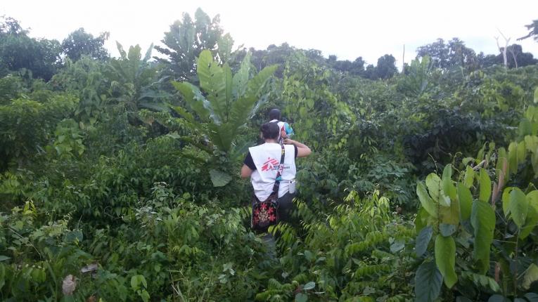 Des équipes MSF marchent dans la brousse pour tenter de se rendre dans un village reculé, près de la ville d'Iboko, dans la province de l'Equateur. République démocratique du Congo. 2018. Thumbnail