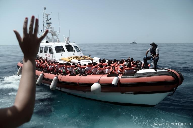 Opération de transfert de rescapés depuis l'Aquarius vers deux navires italiens. Méditerranée. 2018. Thumbnail
