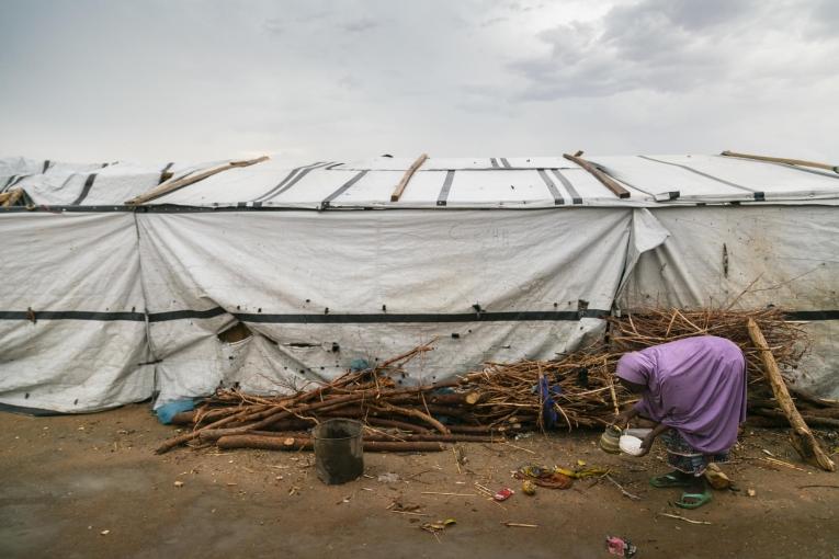 Une femme devant une tente du camp de transit de Pulka, au Nigeria. 2018. Thumbnail