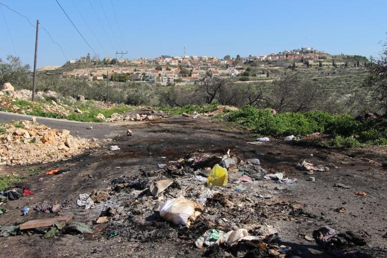 Une route interdite aux Palestiniens depuis l'installation d'une colonie israélienne à Kofor Qadoom, visible en arrière-plan. Cette route permettrait de rejoindre Naplouse en 10 minutes. Ce trajet prend désormais 45 minutes. 2018. Thumbnail