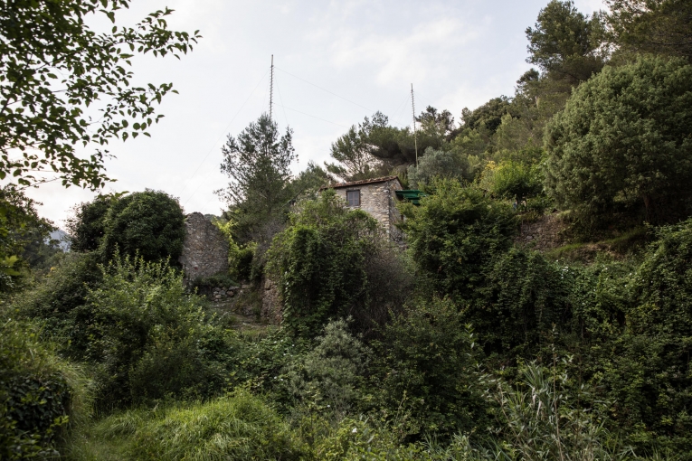 Route empruntée par les migrants de l'Italie vers la France par la montagne. Il y a de nombreuses maisons abandonnées sur cette route, mais aussi des maisons habitées comme celle-ci. Italie. 2018. Thumbnail