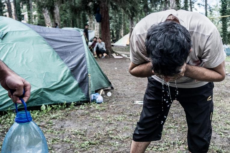 Deux personnes originaires du Kurdistan irakien se lavent les mains avant de cuisiner. Près de Bihać, ces personnes ont un accès limité à l'eau. Bosnie-Herzégovine. 2018. Thumbnail