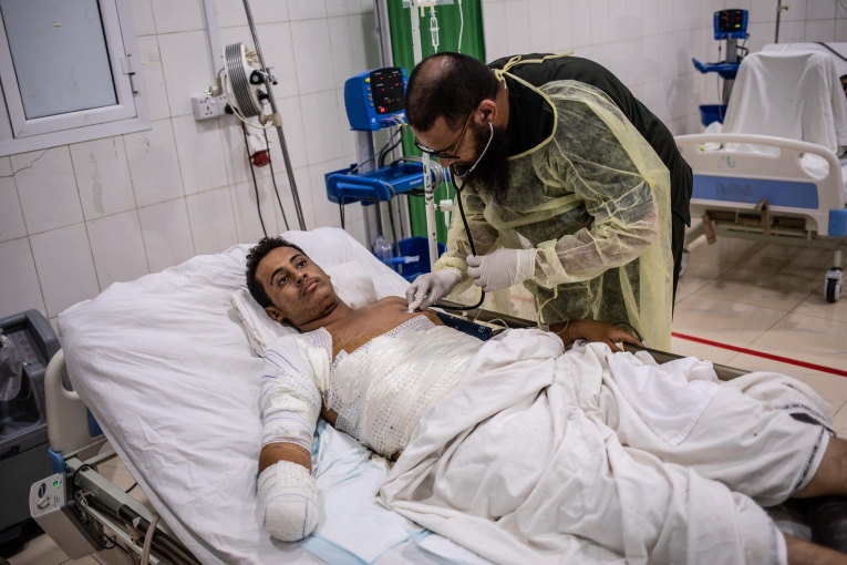 Youssef a 18 ans. Il a été blessé par l'explosion d'une mine alors qu'il conduisait sa voiture. Il a été transféré à l'hôpital de Mocha où les équipes MSF ont dû procédé à une amputation de son avant-bras droit. Il a ensuite été transféré à Aden pour qu'o Thumbnail