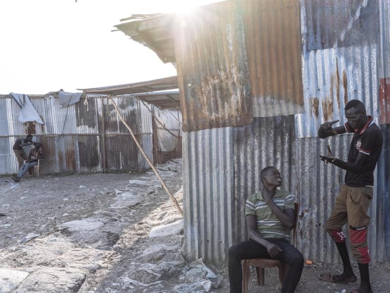 Des barbiers dans la zone du marché du site de protection des civils de Bentiu. 2018. Soudan du Sud.