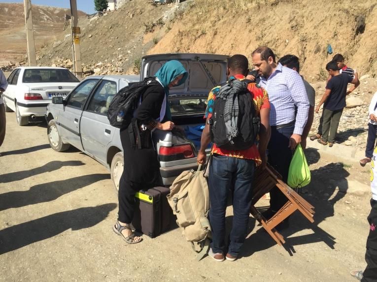 Les équipes MSF chargent un taxi pour se rendre dans des villages isolés. 2019. Iran.