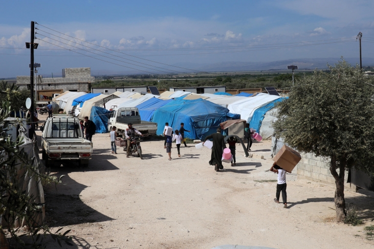 Distribution d'eau et de biens de première nécessité dans les camps du nord-ouest de la Syrie.