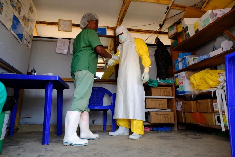 Un membre des équipes MSF se prépare à entrer dans la zone à haut risque du centre de traitement Ebola de Beni. République démocratique du Congo. 2019.