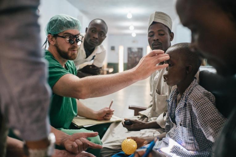 Un garçon de 14 ans en consultation à l'hôpital de Sokoto. Son nez a été détruit par le noma. Nigeria. 2017.