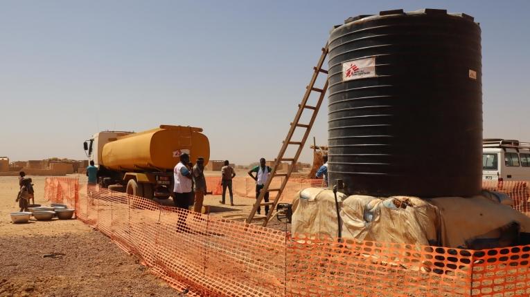 Distribution d'eau à Titao par les équipes MSF. Février 2020. Burkina Faso.