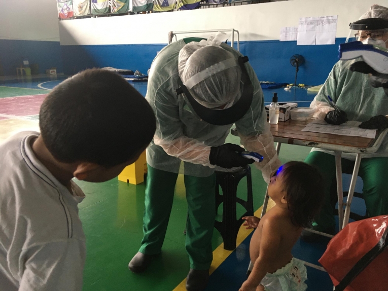 Un infirmier MSF lors d'une séance de dépistage dans la ville de Manaus. Brésil. Mai 2020.