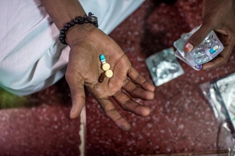 Hanif, un patient atteint de tuberculose multirésistante, prend sa dose quotidienne de médicaments, chez lui, à Mumbai.