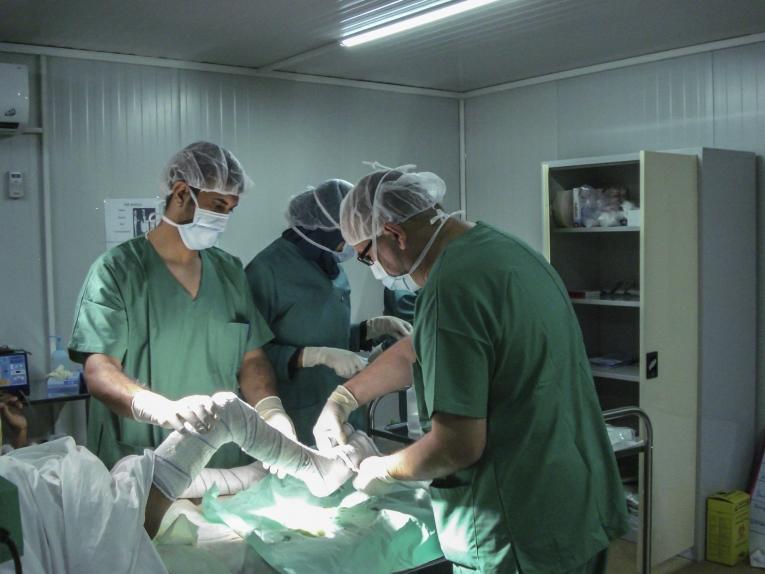 Un enfant victime de brûlures est pris en charge par les équipes MSF de l'hôpital de Qayyarah, le 6 décembre 2016.